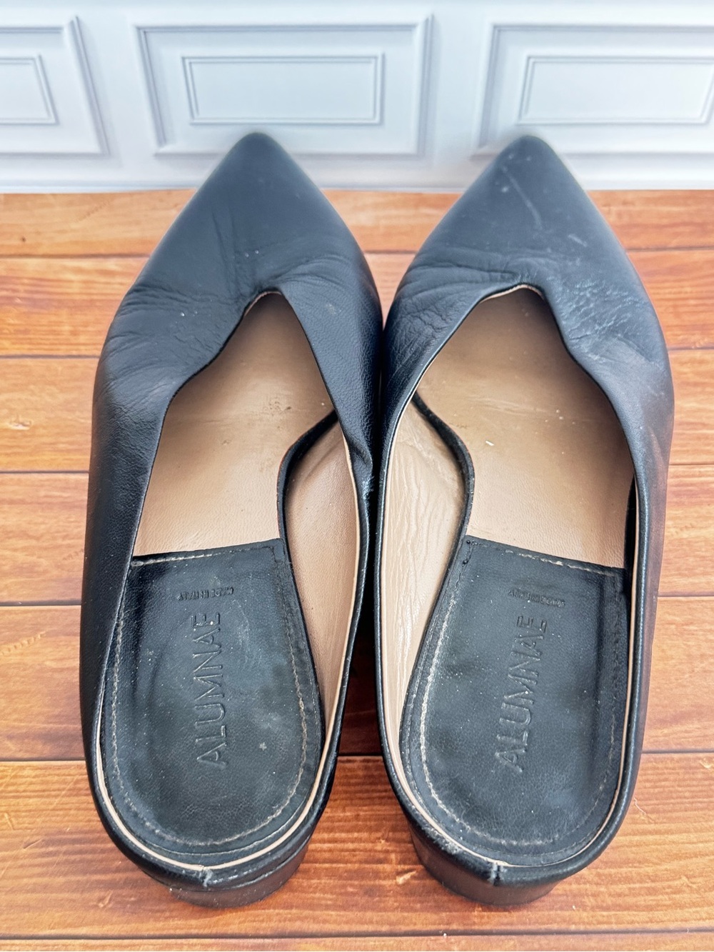 ALUMNAE Black Pointed V-Cut low Heel Mules - Picture 10 of 10